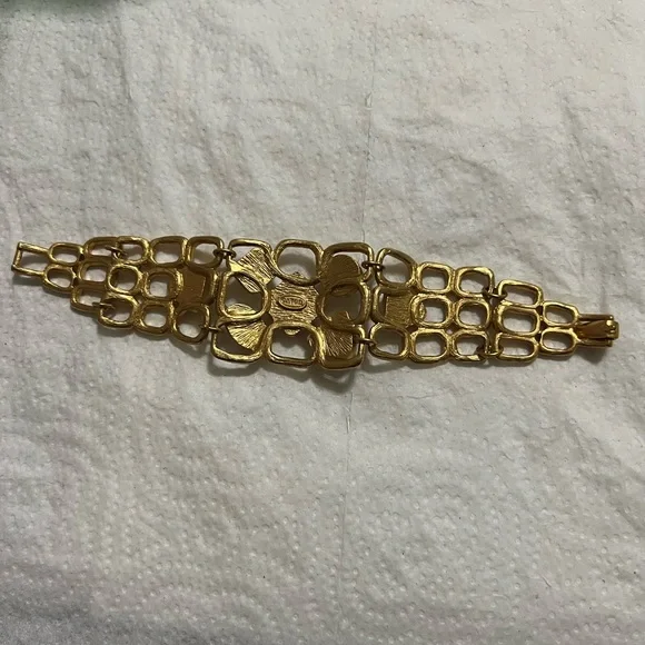 Avon beautiful gold tone set of earring and bracelet - Picture 3 of 7